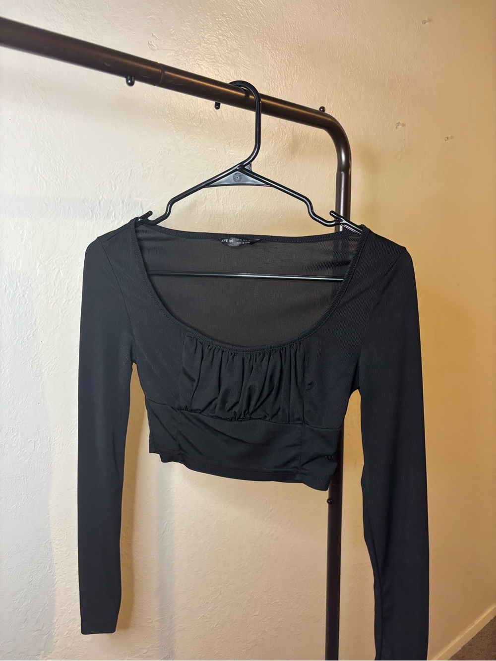 SHEIN Black Long Sleeve Scoop Ruched Crop Top
